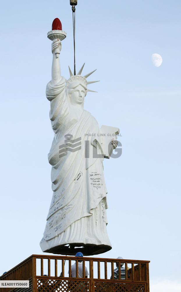 Statue of Liberty replica removed