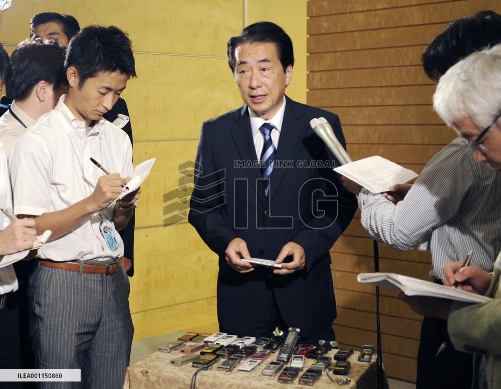 PM Kan speaks to reporters