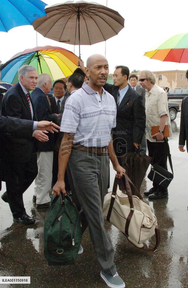 Carter leaves N. Korea with freed U.S. citizen