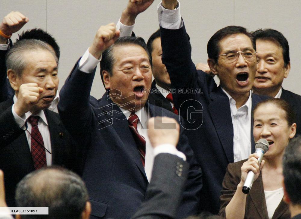 Kan, Ozawa vie in leadership race