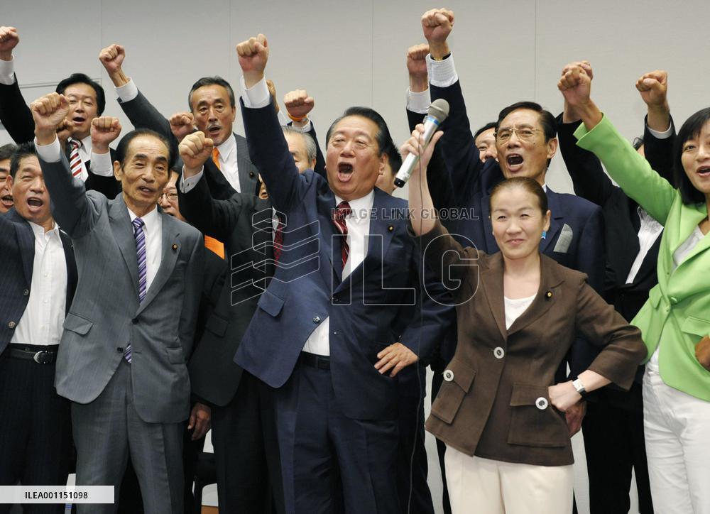 Kan, Ozawa vie in leadership race