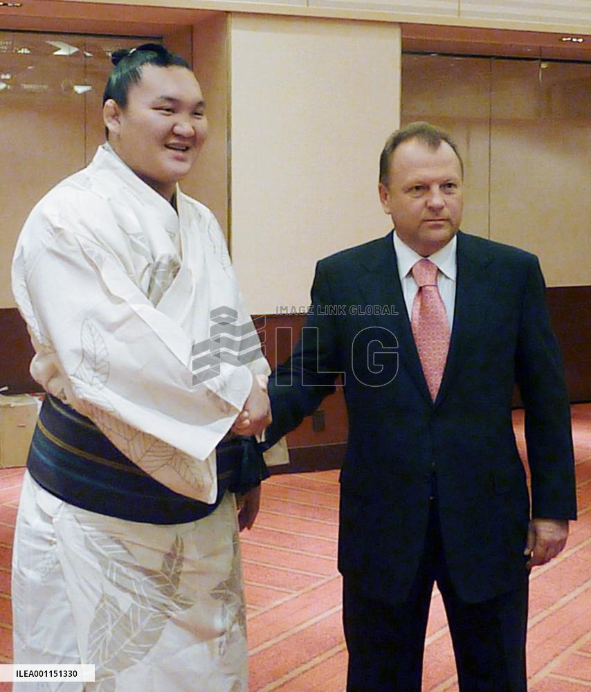 Judo chief meets sumo champion