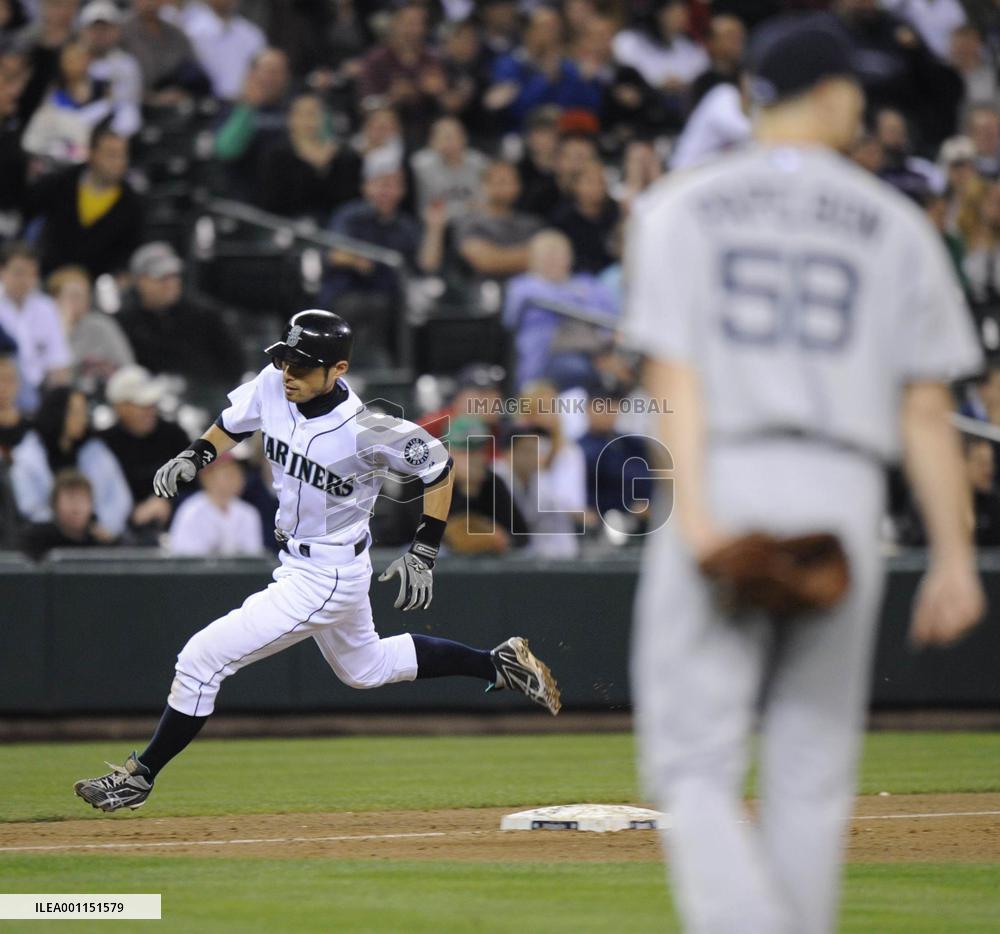 Ichiro 3-for-4 against Red Sox