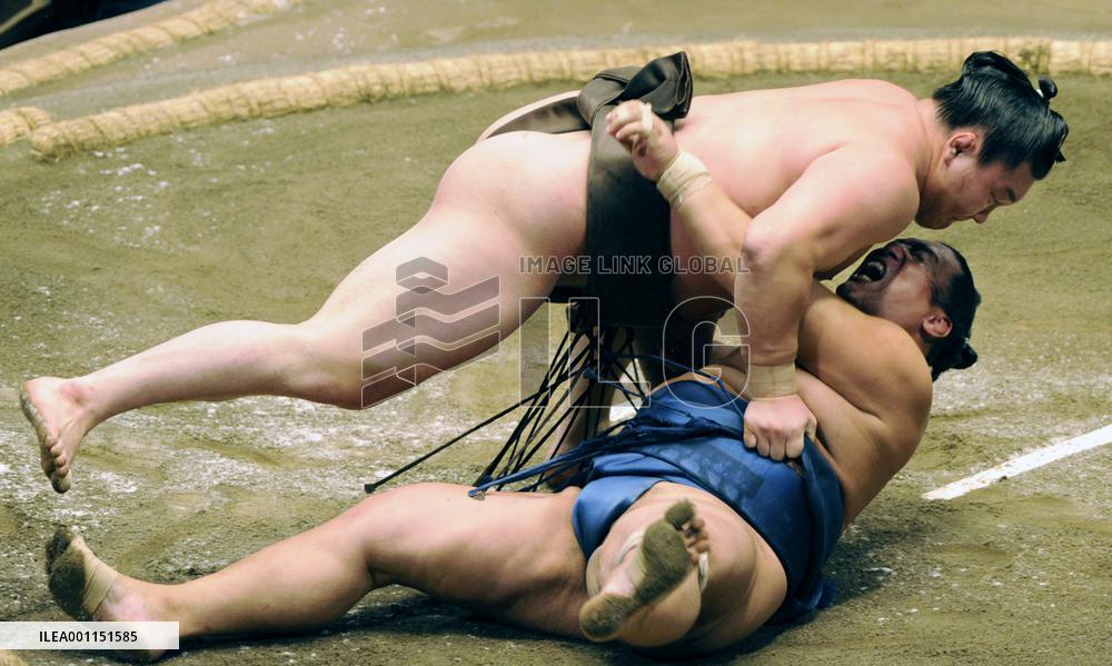 Yokozuna Hakuho wins 51st match in a row