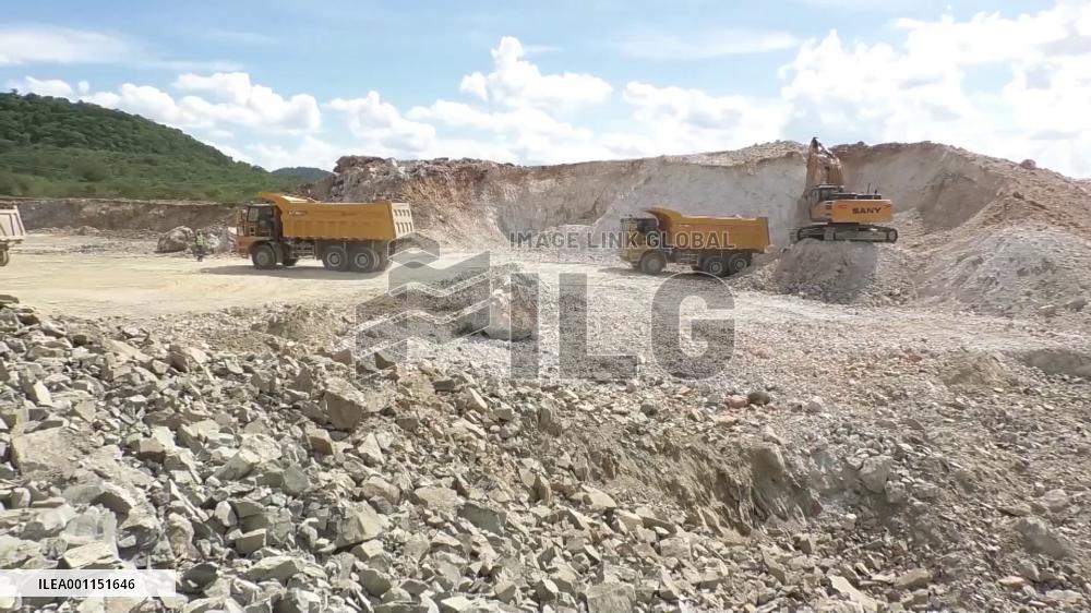 Zimbabwean president says more investments welcome in mining sector