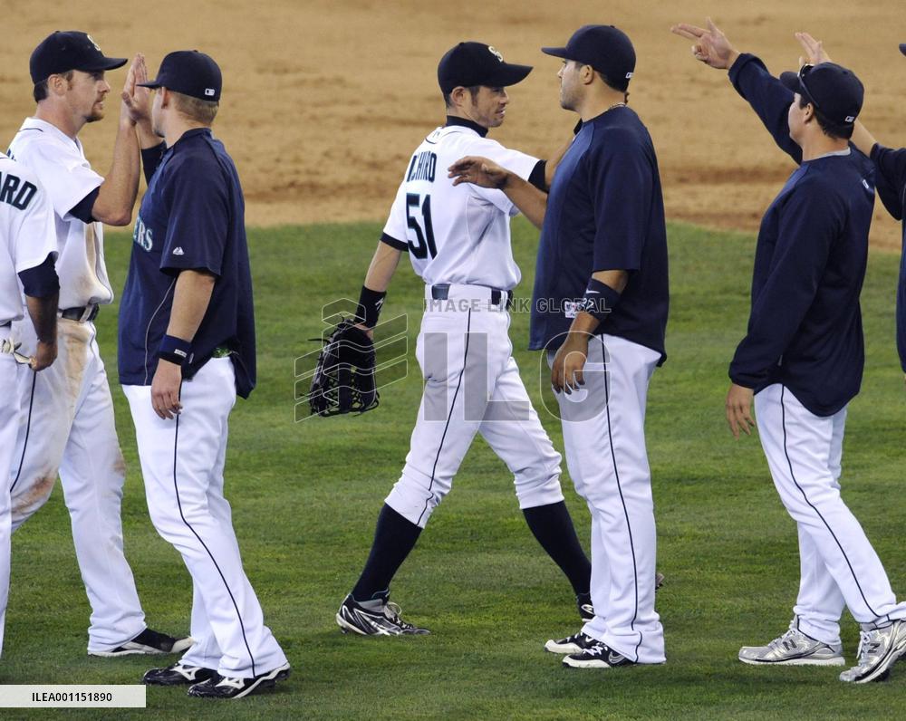 Mariners beat Rangers