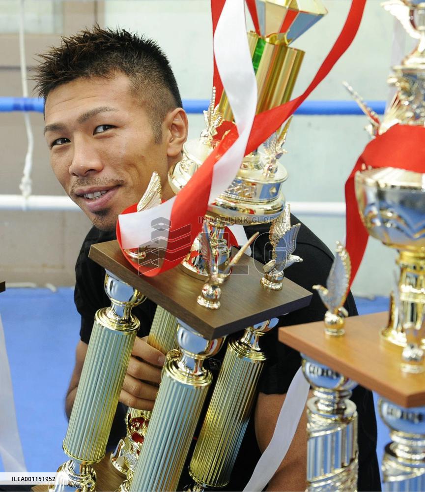 WBA champion Uchiyama with trophy