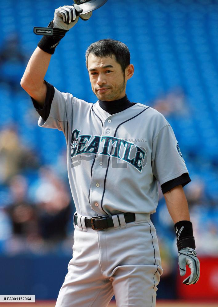 Ichiro reaches 200 hits for 10th straight season