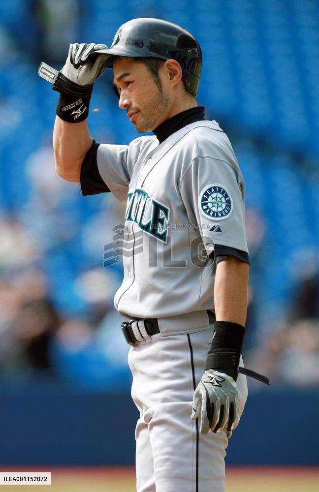 Ichiro reaches 200 hits for 10th straight season