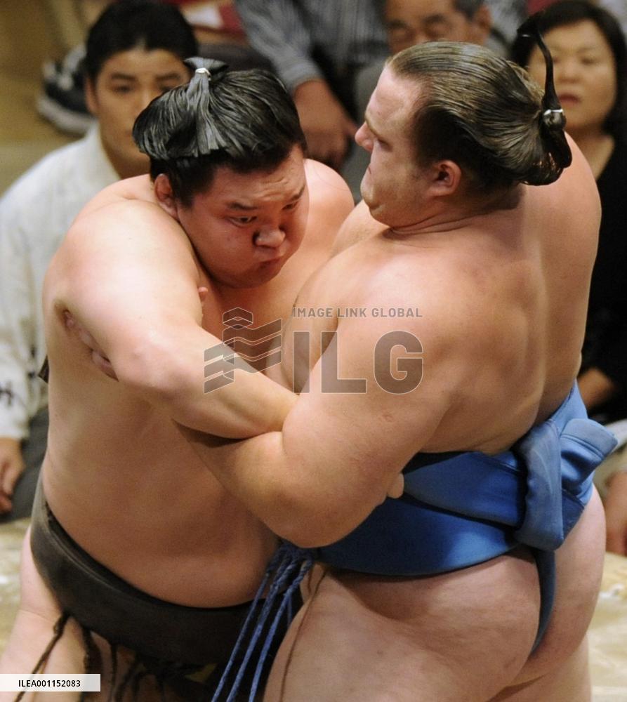 Hakuho extends winning streak to 60