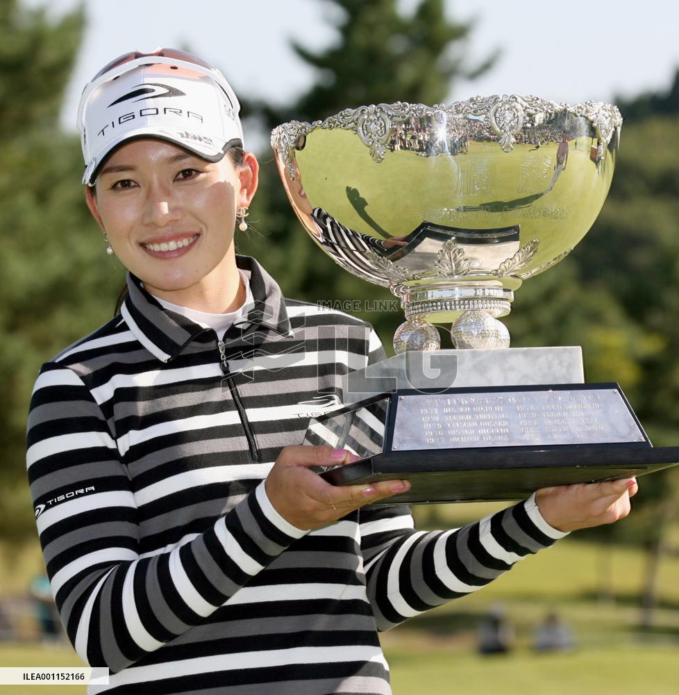 Lim prevails at Dunlop Ladies Open