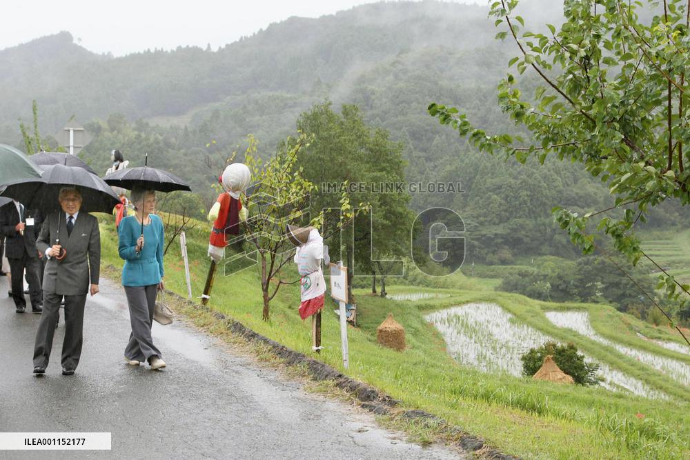 Emperor, empress visit rice paddies