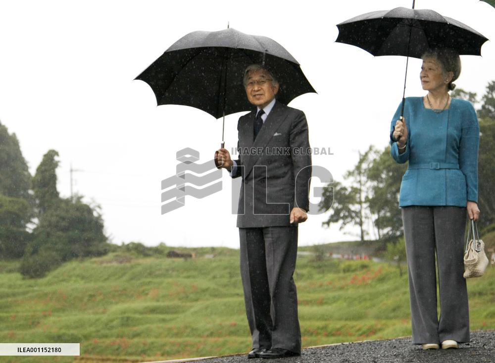 Emperor, empress visit rice paddies