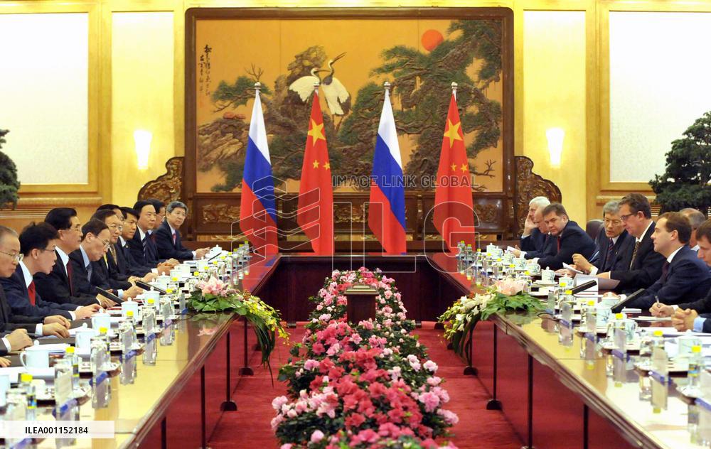 Russia's Medvedev, China's Hu hold talks