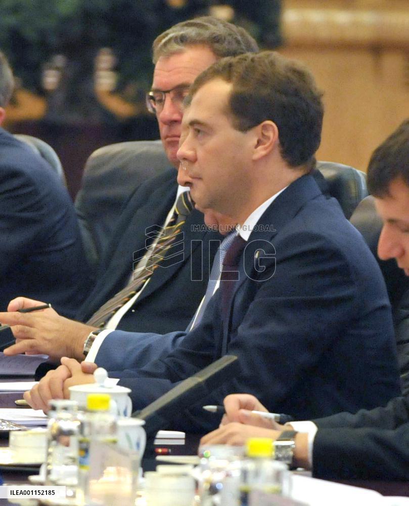 Russia's Medvedev, China's Hu hold talks