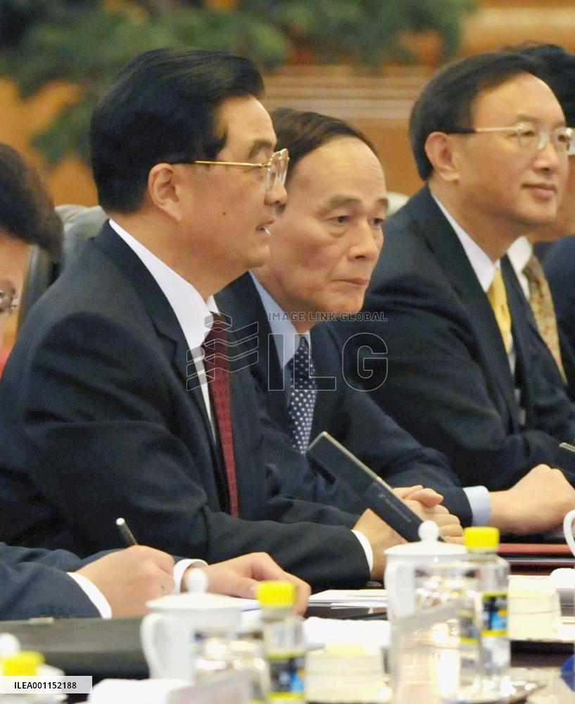 Russia's Medvedev, China's Hu hold talks