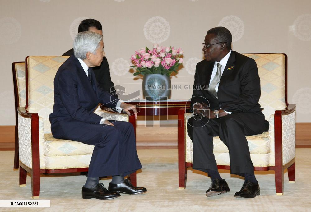 Emperor Akihito meets Ghanaian President Mills