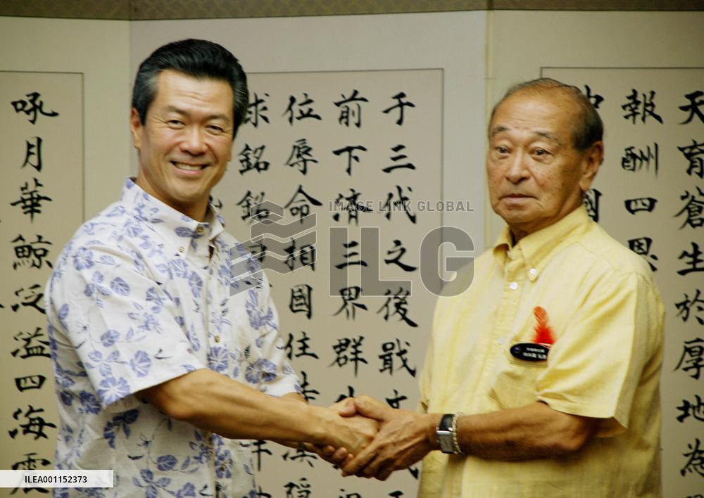 Land minister Mabuchi and Okinawa Gov. Nakaima