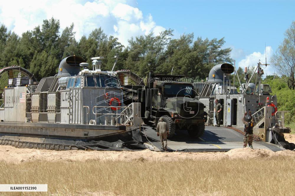 U.S. Marines transfer vehicles to ship