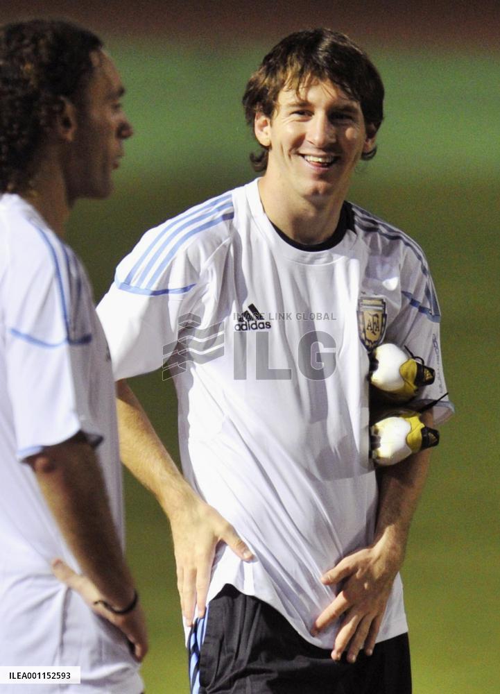 Messi practices before friendly