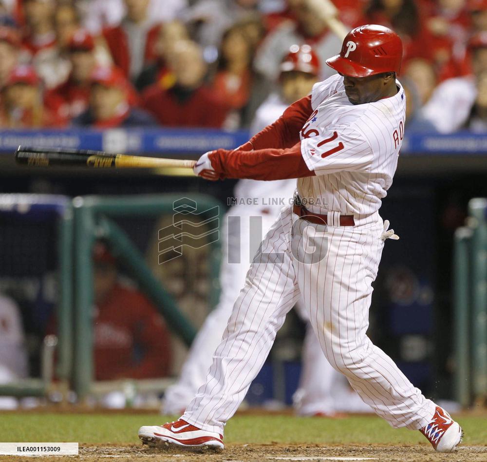 Phillies beat Giants, tie series at 1-1