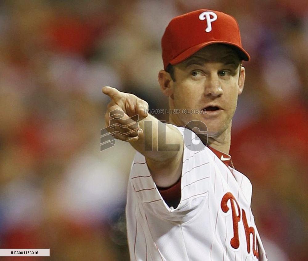 Phillies beat Giants, ties series at 1-1