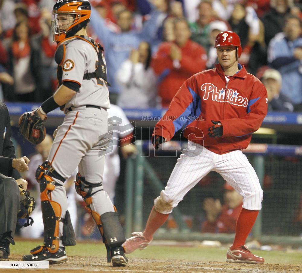 Phillies beat Giants, tie series at 1-1