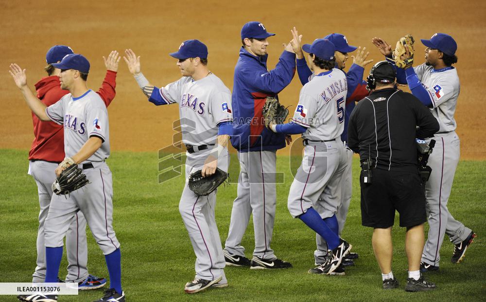 Rangers rout Yankees in Game 3