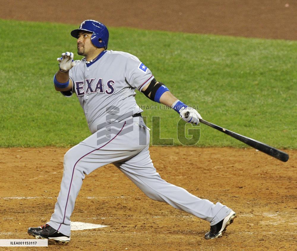 Bengie Molina homers in Game 4