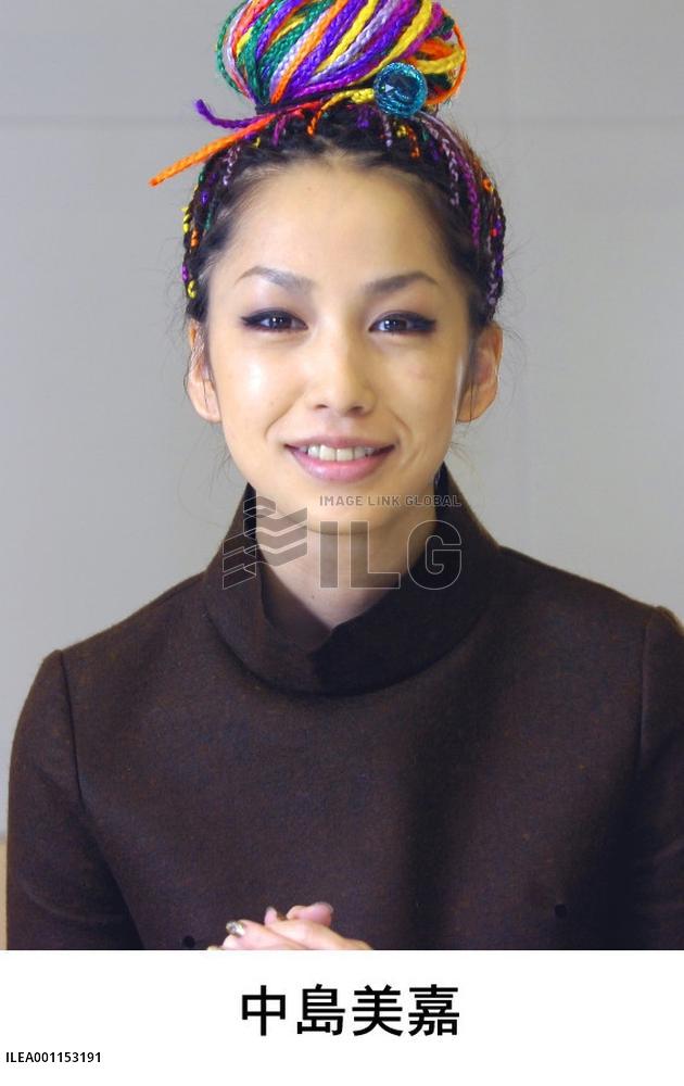 Nakashima suspends singing due to hearing problem