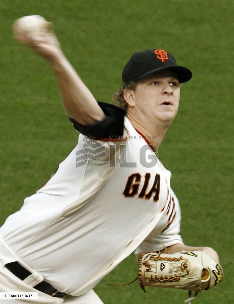 Giants shut out Rangers in Game 2