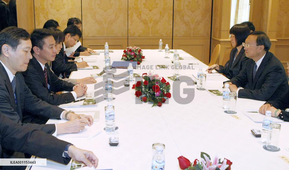 Maehara, Yang meet in Hanoi