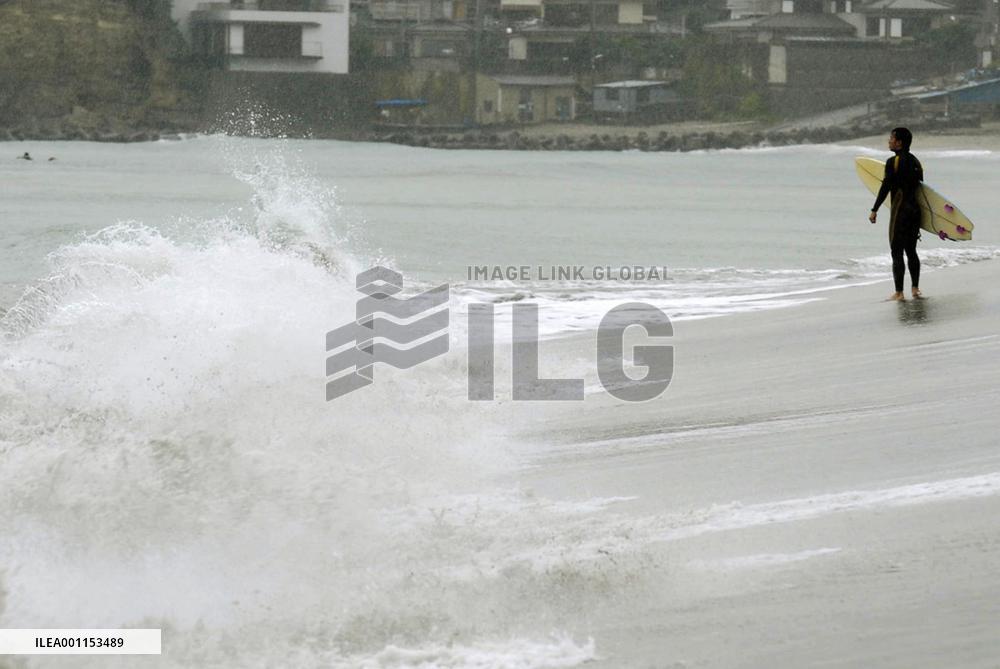 Typhoon approaches Tokyo area
