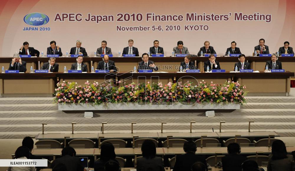 APEC financial chiefs vow to cut global imbalances