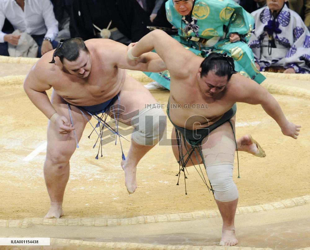 Baruto throws out Kitataiki