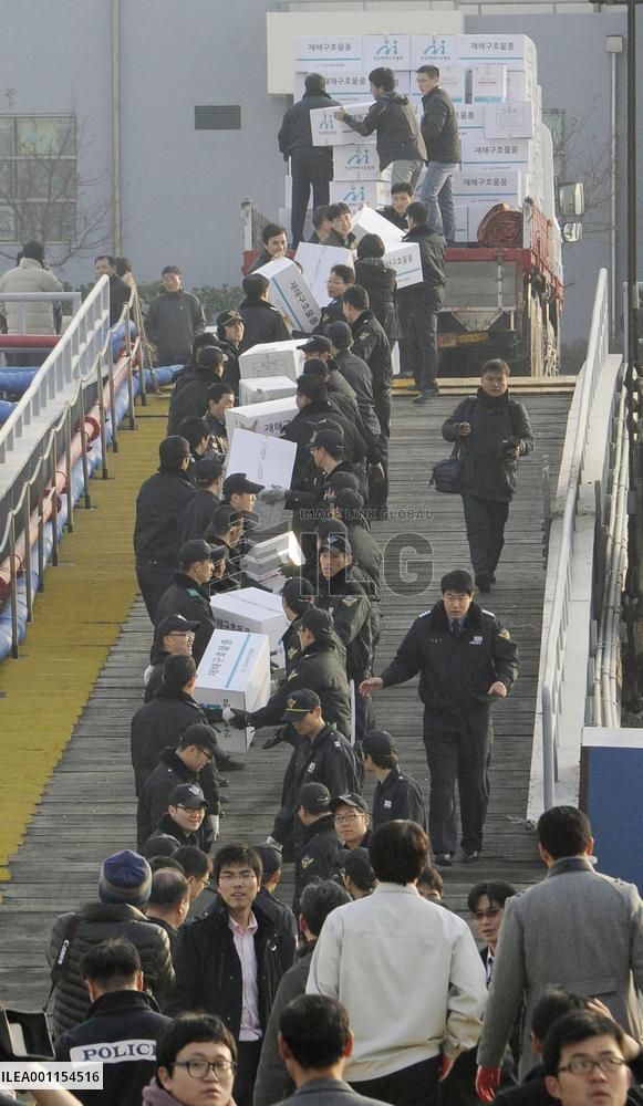 S. Korean transports aid supply to attacked island