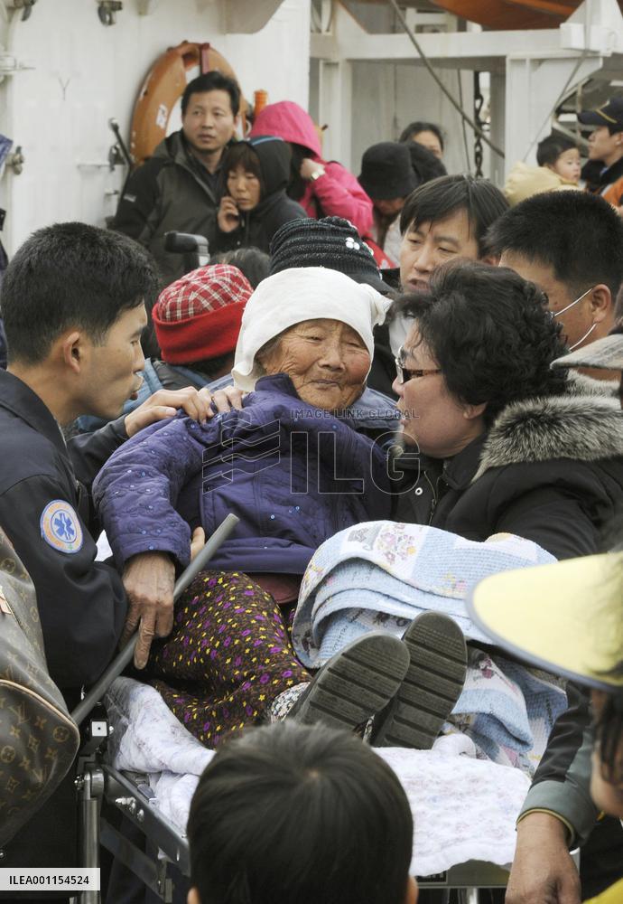 Yeonpyeong Island evacuees arrive at Incheon