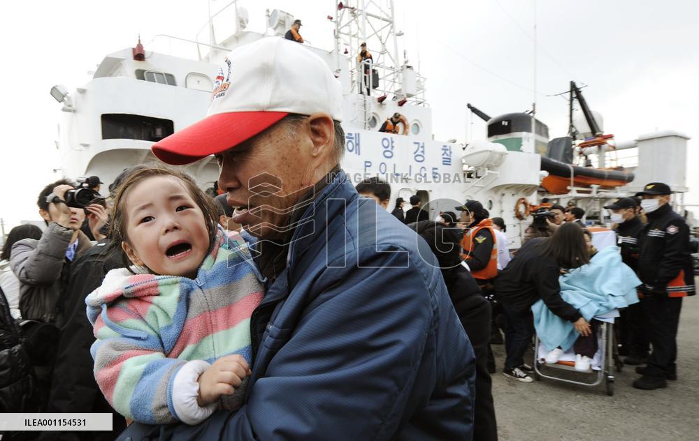 Yeonpyeong Island evacuees arrive at Incheon