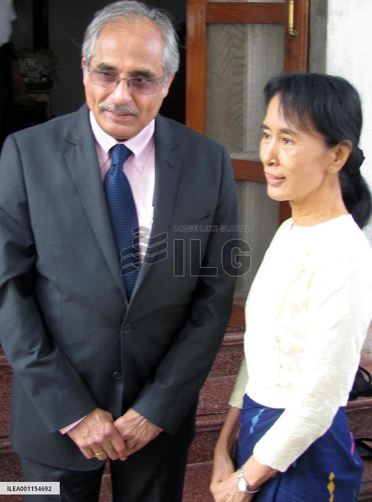 Suu Kyi meets U.N. envoy
