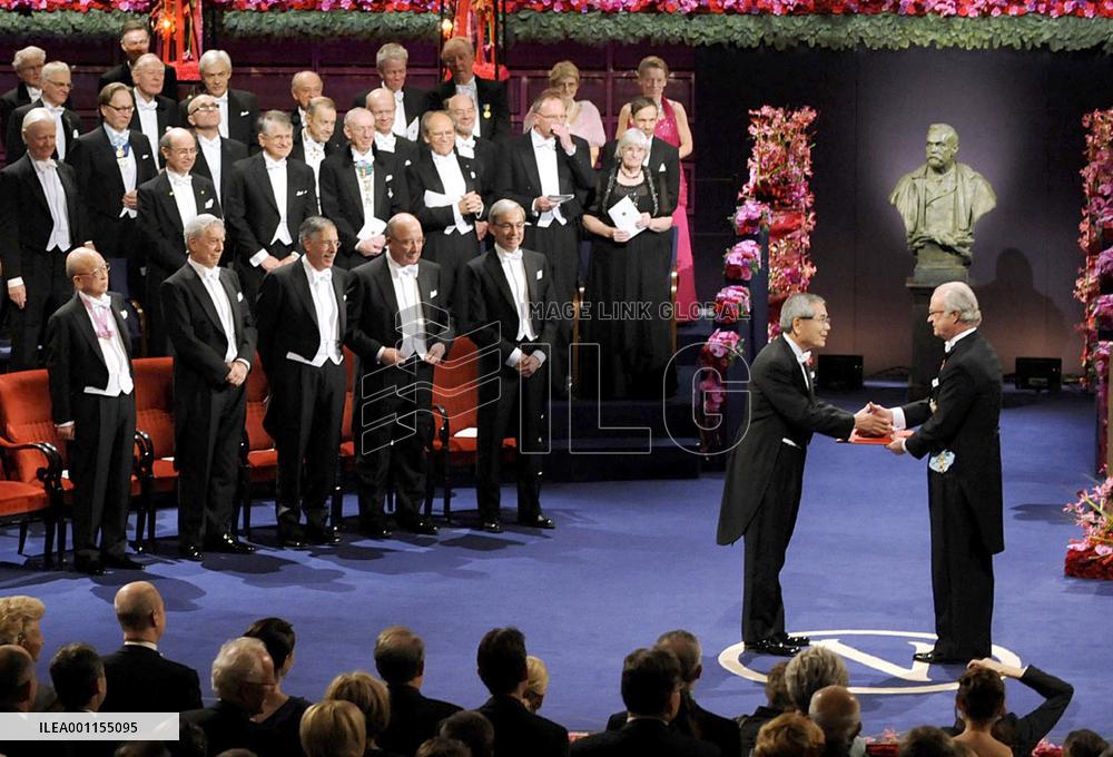 2 Japanese chemists honored at Nobel ceremony