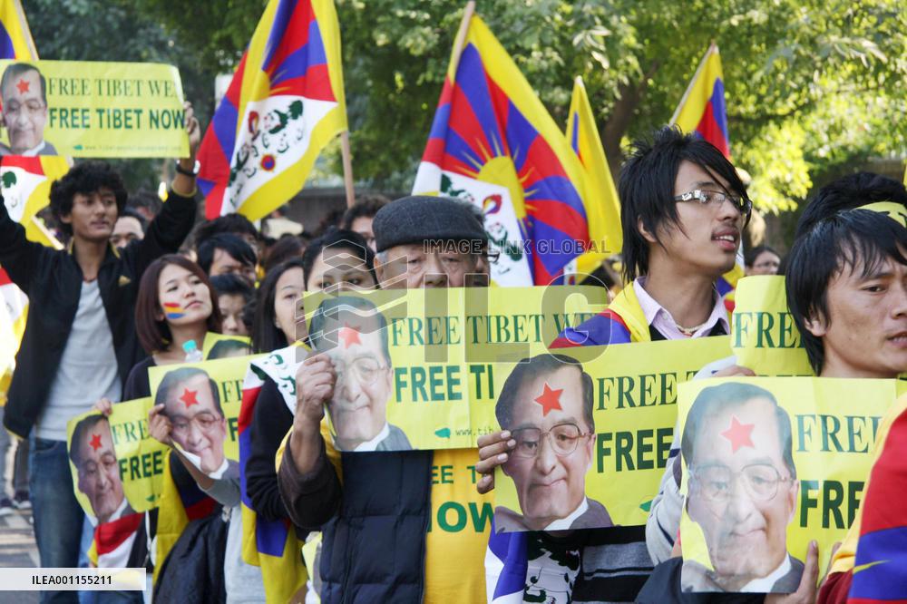 Tibetans protest Chinese premier's India visit