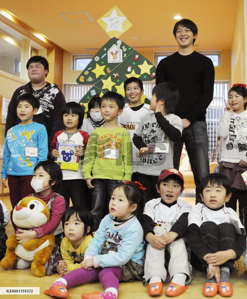 Iwakuma presents children with Christmas gifts