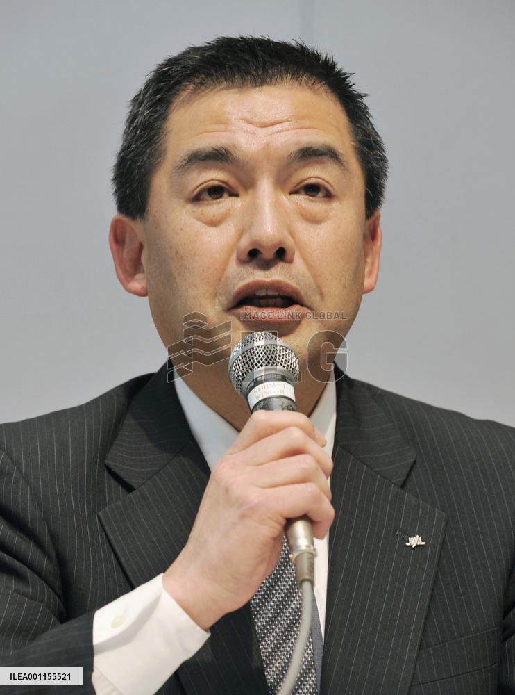 JAL to ax about 170 pilots, flight attendants