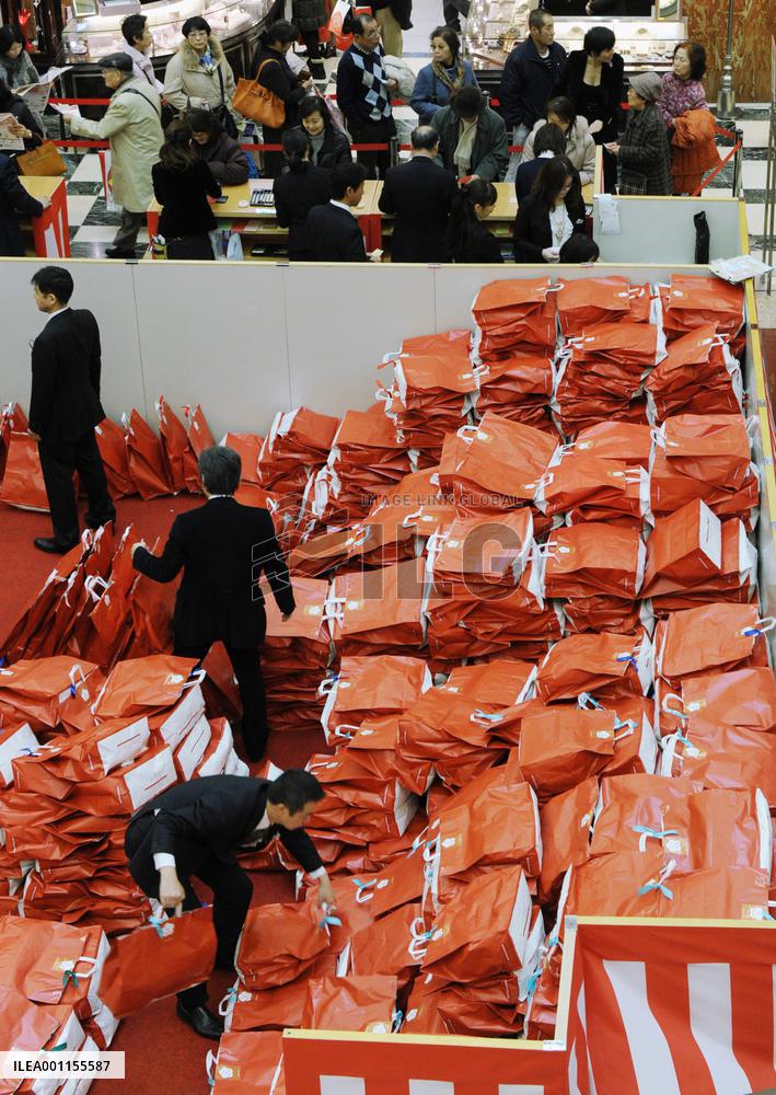 Dept. stores begin 2011 business with 'lucky bags,' winter bargains