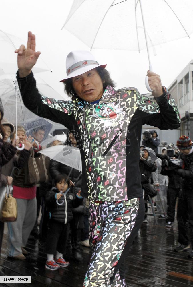 Comedian Hazama back in Japan