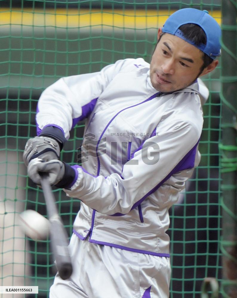 Ichiro at workout in Kobe