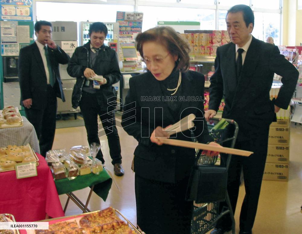 Kan, wife go shopping