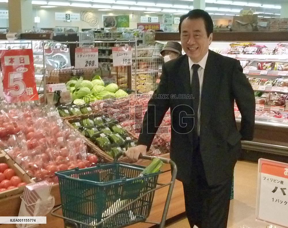 Kan, wife go shopping