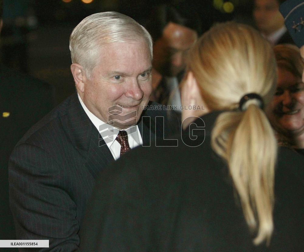 U.S. Defense Secretary Gates arrives in Japan