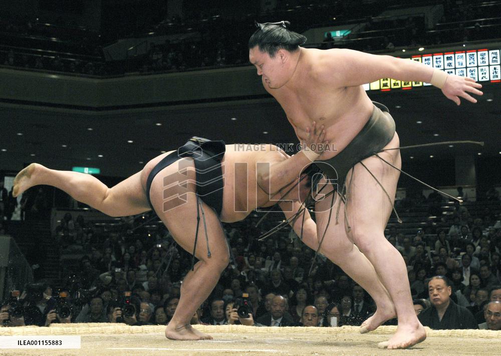 Hakuho marches on at New Year sumo